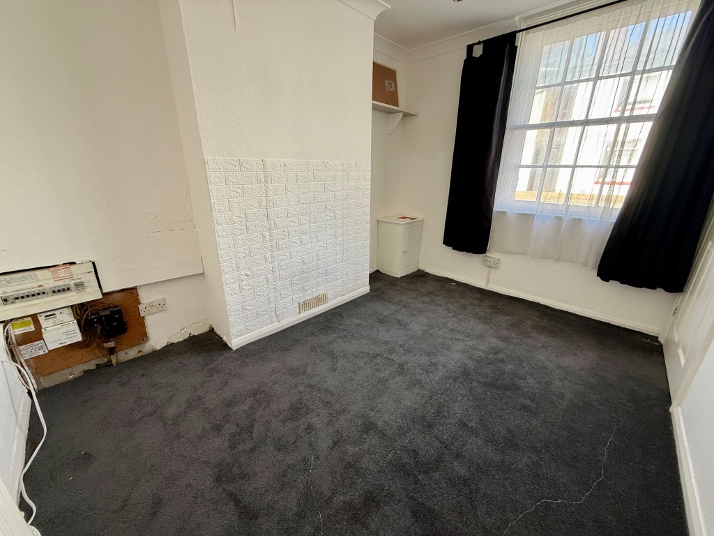Lot: 19 - TWO-BEDROOM CITY HOUSE WITH PARKING TO REAR - Living room